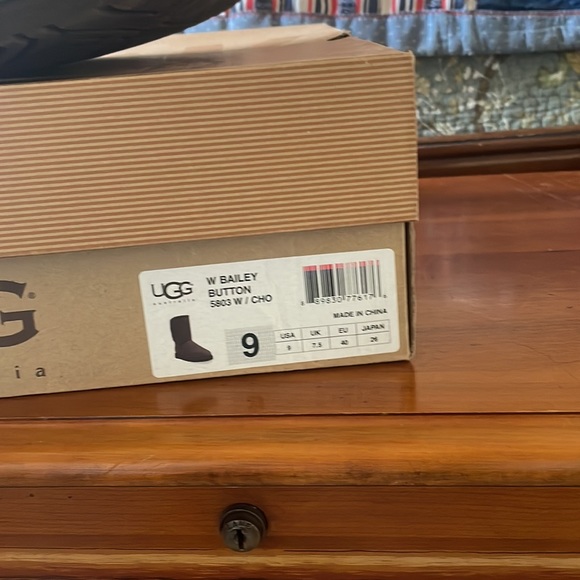 Womens Ugg Bailey Button chocolate size 9 EUC - Picture 2 of 6